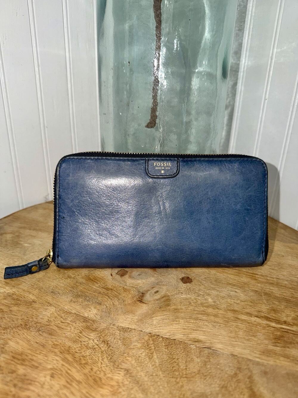 Navy Fossil Women's Leather Wallet, Clutch. Issue Number 1954